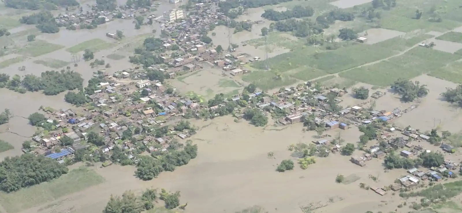 गंडक के रौद्र रूप के बीच सीएम सम्राट का हवाई सर्वे, तटबंध टूटने से कई इलाकों में बढ़ा बाढ़ का खतरा