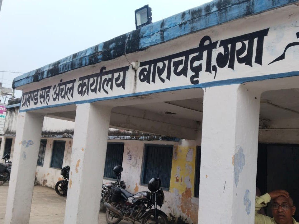 बाराचट्टी में सोलर लाइटों की पड़ताल: 13 पंचायतों में 299 लाइटें खराब, काहुदाग में सबसे अधिक बंद