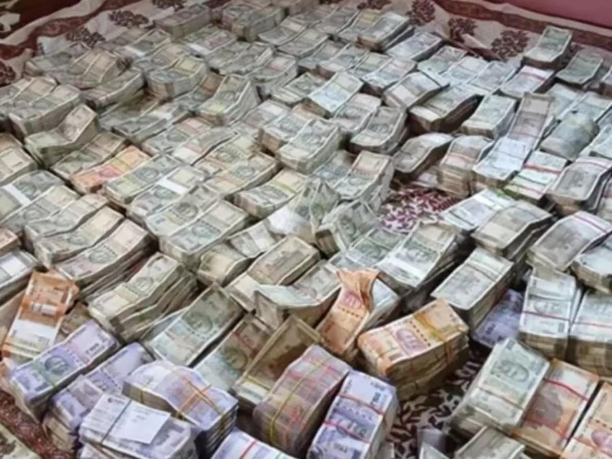 जमीन के नीचे मिला नोटों का खजाना, ड्रमों में करोड़ों की नकदी, 60 करोड़ की आशंका