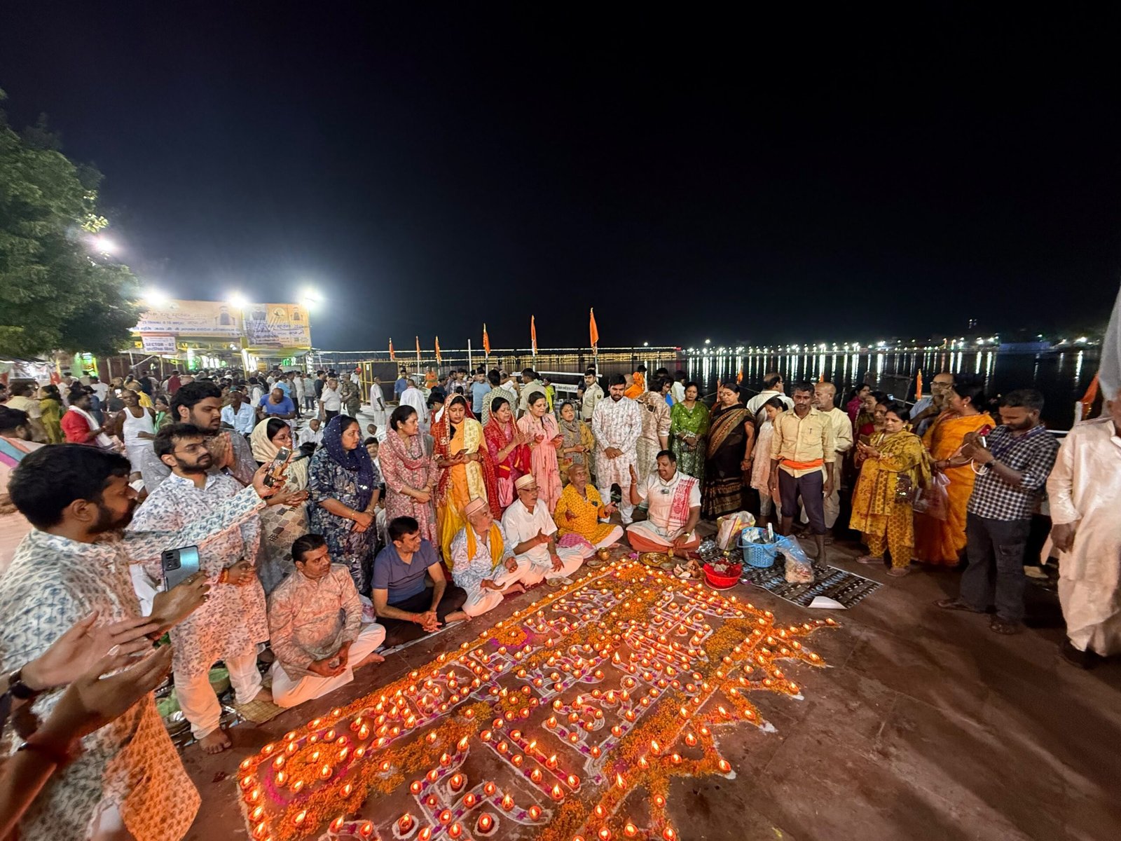 पितृ दीपावली पर पिंडदानियों ने दीये जलाकर पितरों के मार्ग को किया आलोकित, प्रसन्न दिखे पितृगण