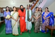 सीएम हेमंत के पैतृक गांव नेमरा पहुंचे बाबा रामदेव, रूपी सोरेन को दी श्रद्धांजलि