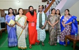 सीएम हेमंत के पैतृक गांव नेमरा पहुंचे बाबा रामदेव, रूपी सोरेन को दी श्रद्धांजलि